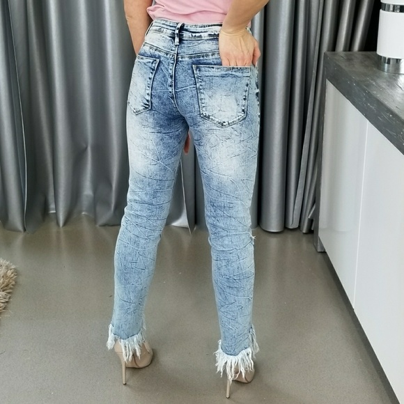 ❤LAST 1❤DISTRESSED JEANS WITH FRAYED HEM - Picture 3 of 4